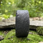 для чоловіків твердий шампунь Green ГАЯ на природному фоні